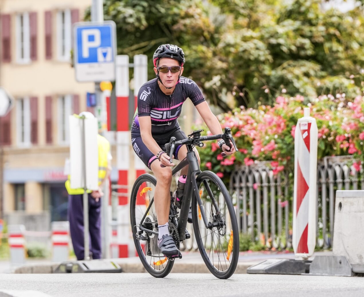 Fanny en pleine course de v&eacute;lo